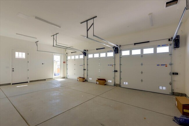 Building Photo - 332 Pine Ave