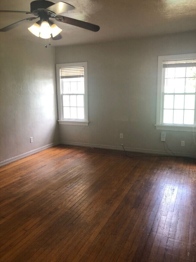 Building Photo - 2 Bed 1 Bath - Refrigerator Included - Urb...