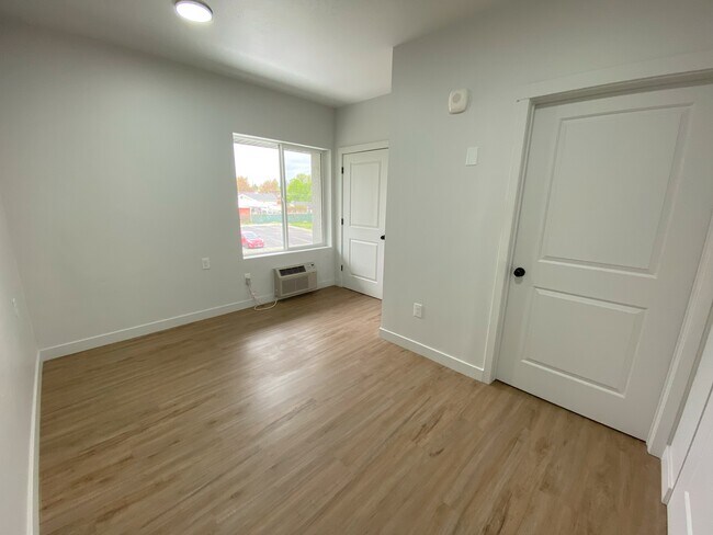 Building Photo - 404 E 5600 S