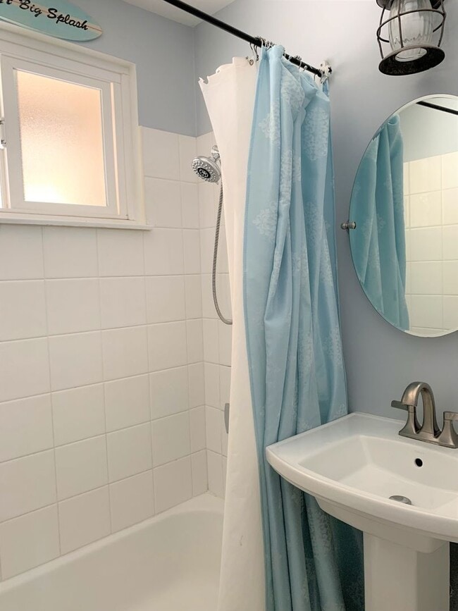 Building Photo - ***BEAUTIFUL 3 BEDROOM, 2 BATH HOUSE COMIN...