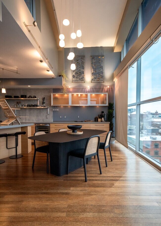 Building Photo - Luxurious multi-level penthouse condo - Flats Westbank