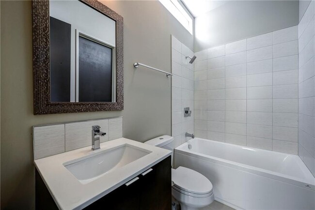 Building Photo - 721 Longleaf Dr NE