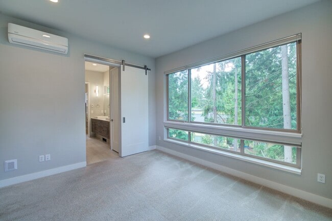 Building Photo - 4Bd/3Ba Bellevue Townhouse