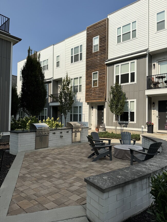 Courtyard with community grills - 532 Vernon Cir