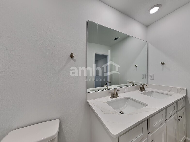 Building Photo - 3013 20th Ave W