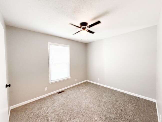 Building Photo - 3 Bedroom 2 Bathroom Home!!