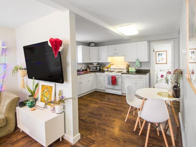 Building Photo - 123 Willow St