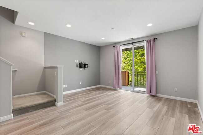 Building Photo - 8620 Belford Ave