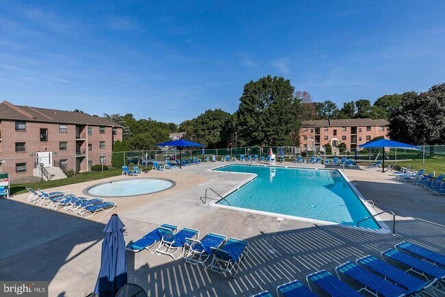 Building Photo - 910 Valley Dr