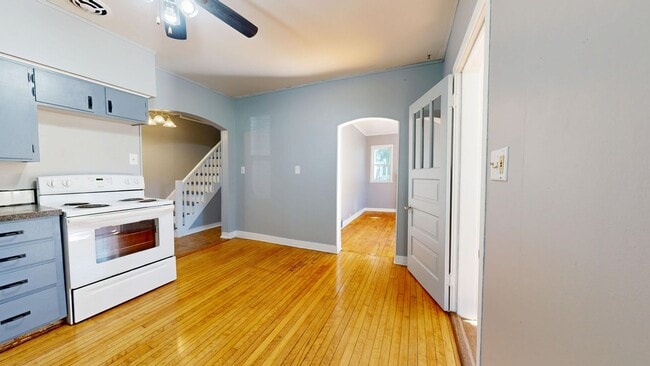 Building Photo - 3- Bedroom, 1- Bath Home with a 2 Car Gara...