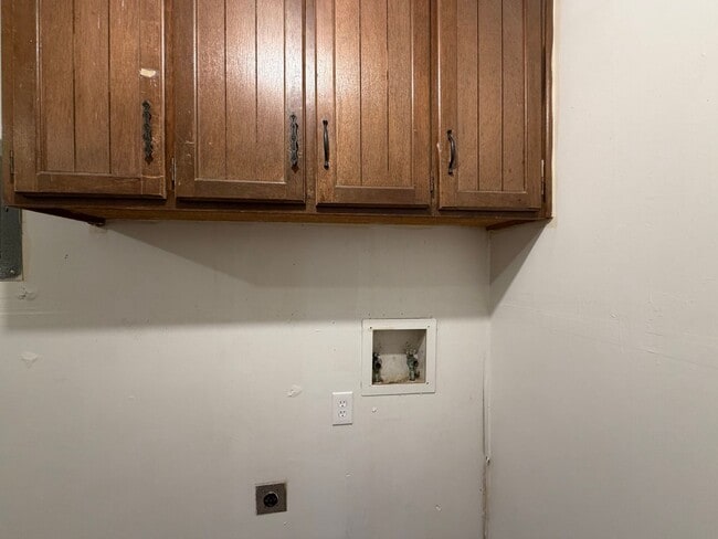 Building Photo - AVAILABLE NOW 2 BEDROOM 1 BATH DUPLEX IN CLEBURNE