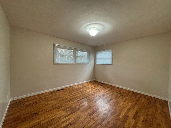 Building Photo - Open House: Sun. Jan 11, 2026 from 2-4 pm - 4 Bedroom, 2 Bathroom House in SE Eugene