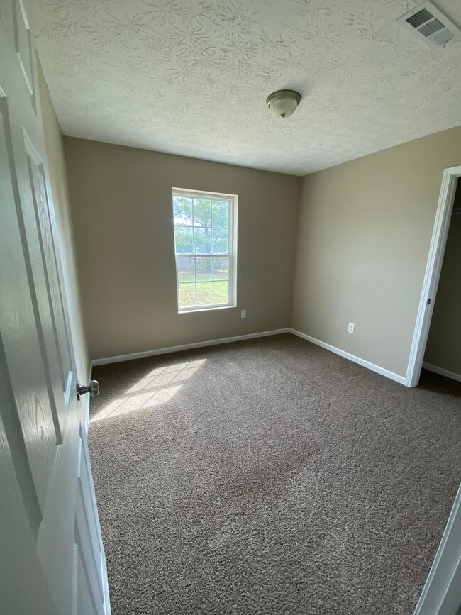 Building Photo - Now available 3 Bedroom 2 Bath Single Fami...