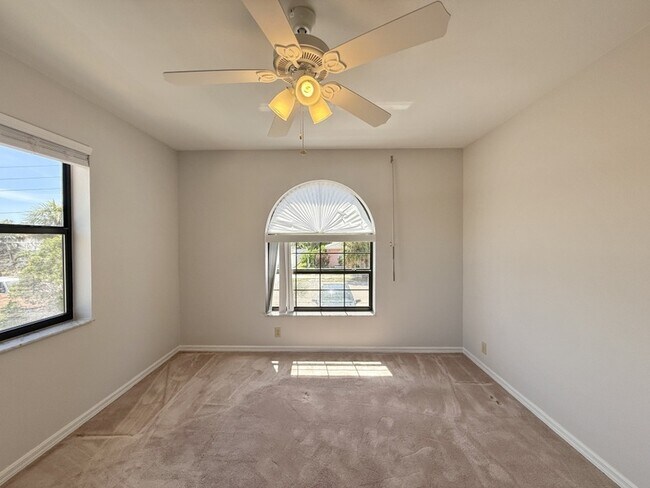 Building Photo - 867 Mandalay Ave