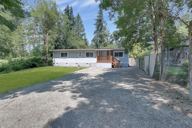 Building Photo - Fabulous 3 bedroom home with outbuilding a...