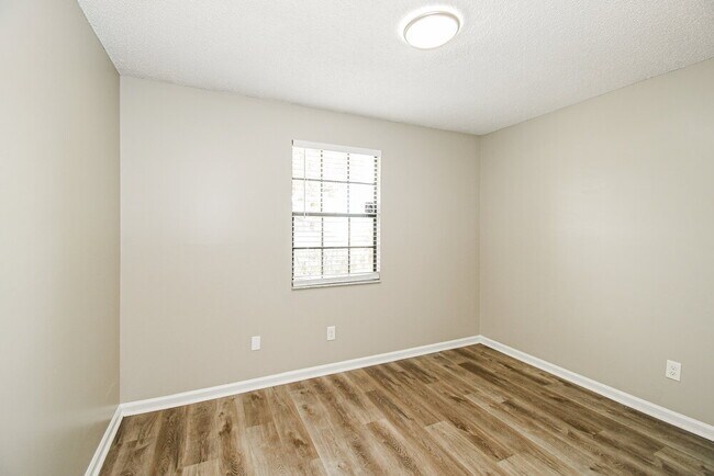 Building Photo - 8804 Falcon Trace Dr S