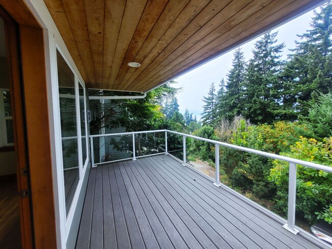 Building Photo - Beautiful South Hill Home with Bay Views 3...