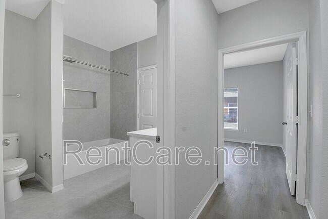Building Photo - 6005 Westgate Dr