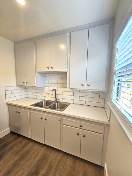 Building Photo - 1604 N Hollywood Way