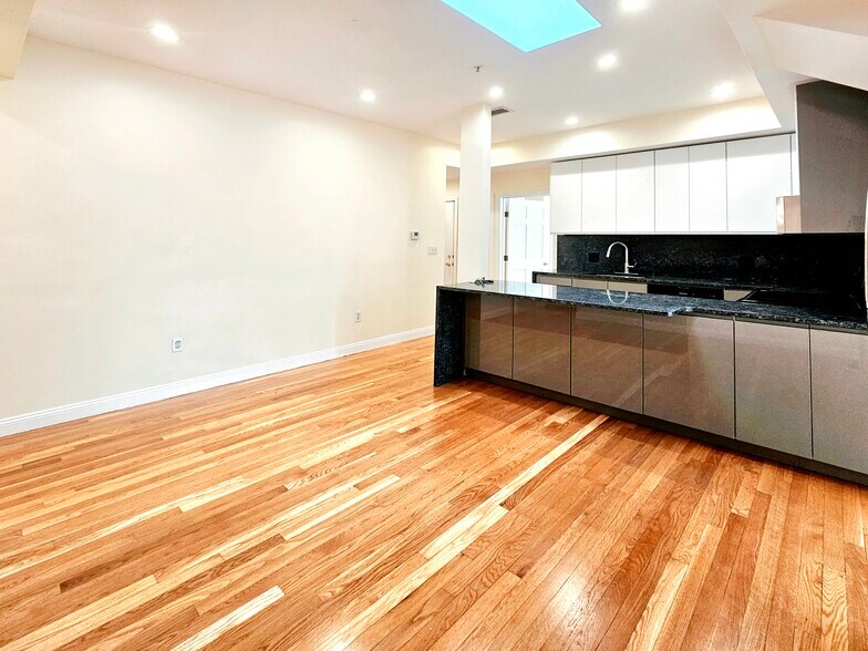 Building Photo - 1803 Beacon St