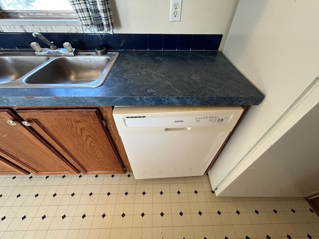 Building Photo - 3 Bed 2 Bath Updated Mobile Home w/ Fenced Yard & Many Amenities
