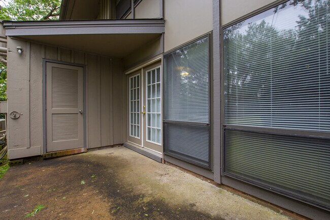 Building Photo - Two bedroom condo