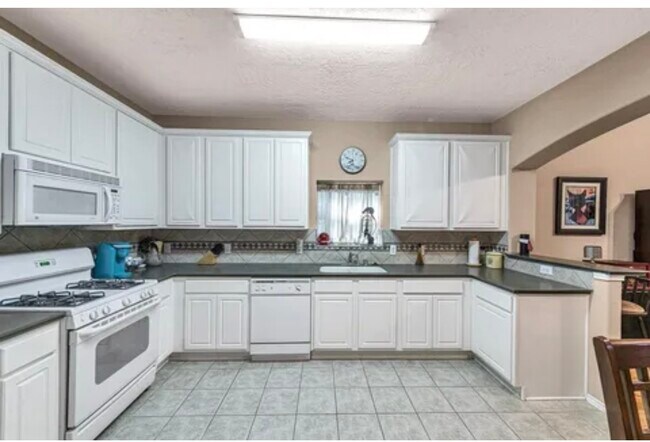 Building Photo - 8007 Blackcherry Ln