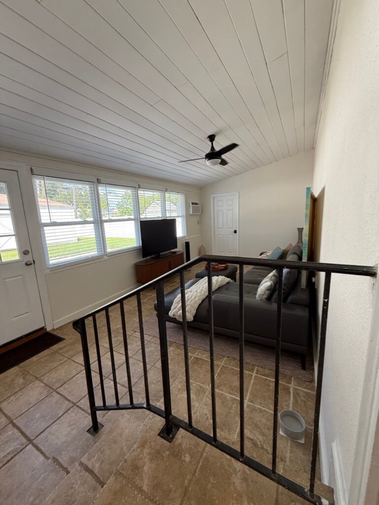 This is the enclosed/air conditioned bonus space - 129 36th Ave NE