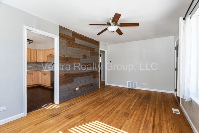 Building Photo - 2245 S King St