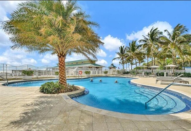 Building Photo - 16699 Collins Ave