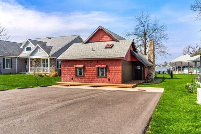 Building Photo - Fully Furnished 3 Bedroom Lakefront Home on Indian Lake