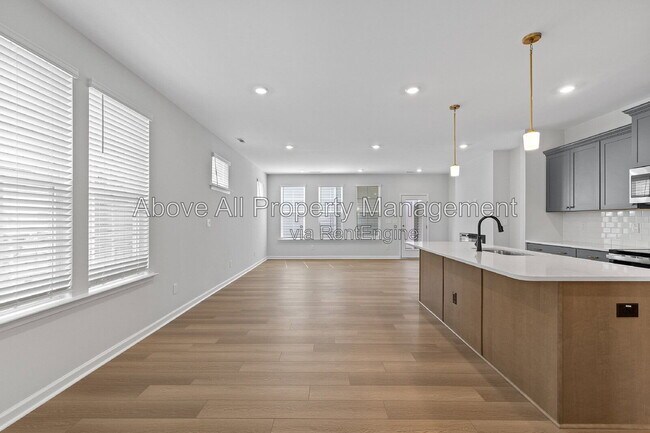 Building Photo - 204 White Oak Gdn Wy
