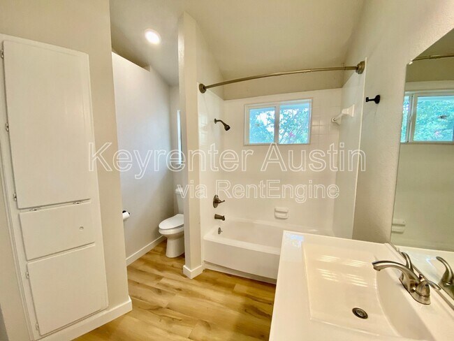 Building Photo - 410 Twin Oak Trail