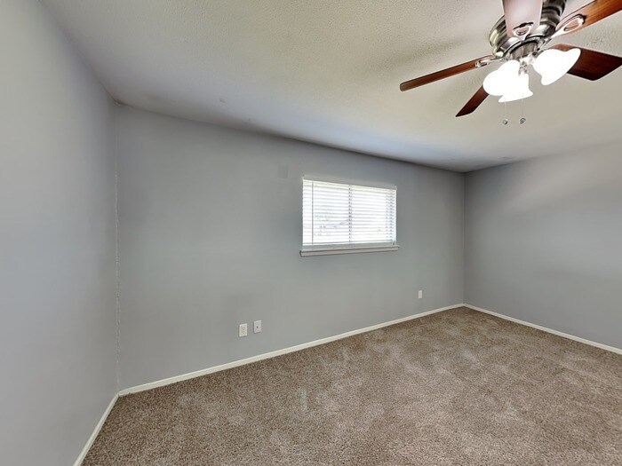 Building Photo - 722 E Brown Ln