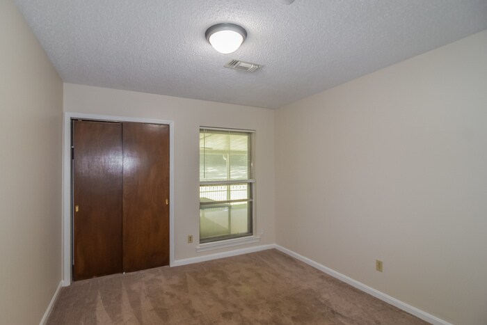 Building Photo - 463 Larkwood Dr