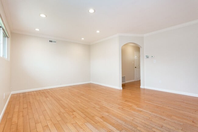 Building Photo - Traditional Single Family with Spacious Yard!