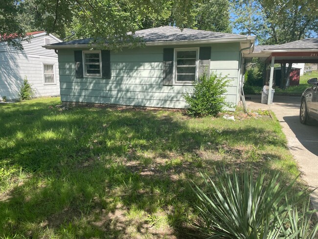 Building Photo - 3 bedroom Single Family Home! (Pictures co...