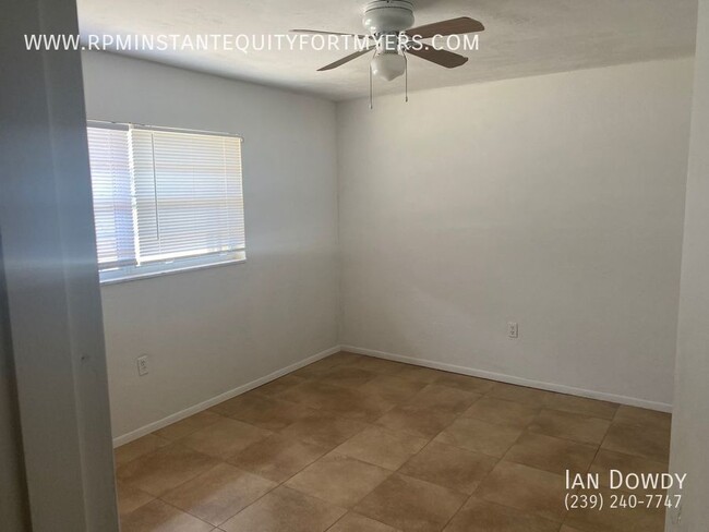 Building Photo - Very Spacious 1/1 Duplex with fenced in ba...