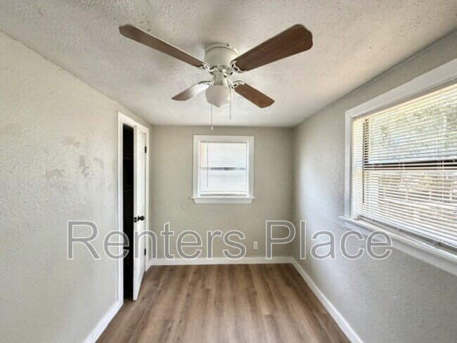 Building Photo - 905 N Owalla Ave