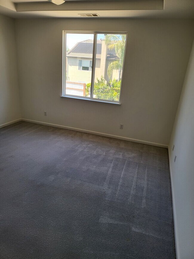 Building Photo - Three Bedroom and Three bathroom home and ...