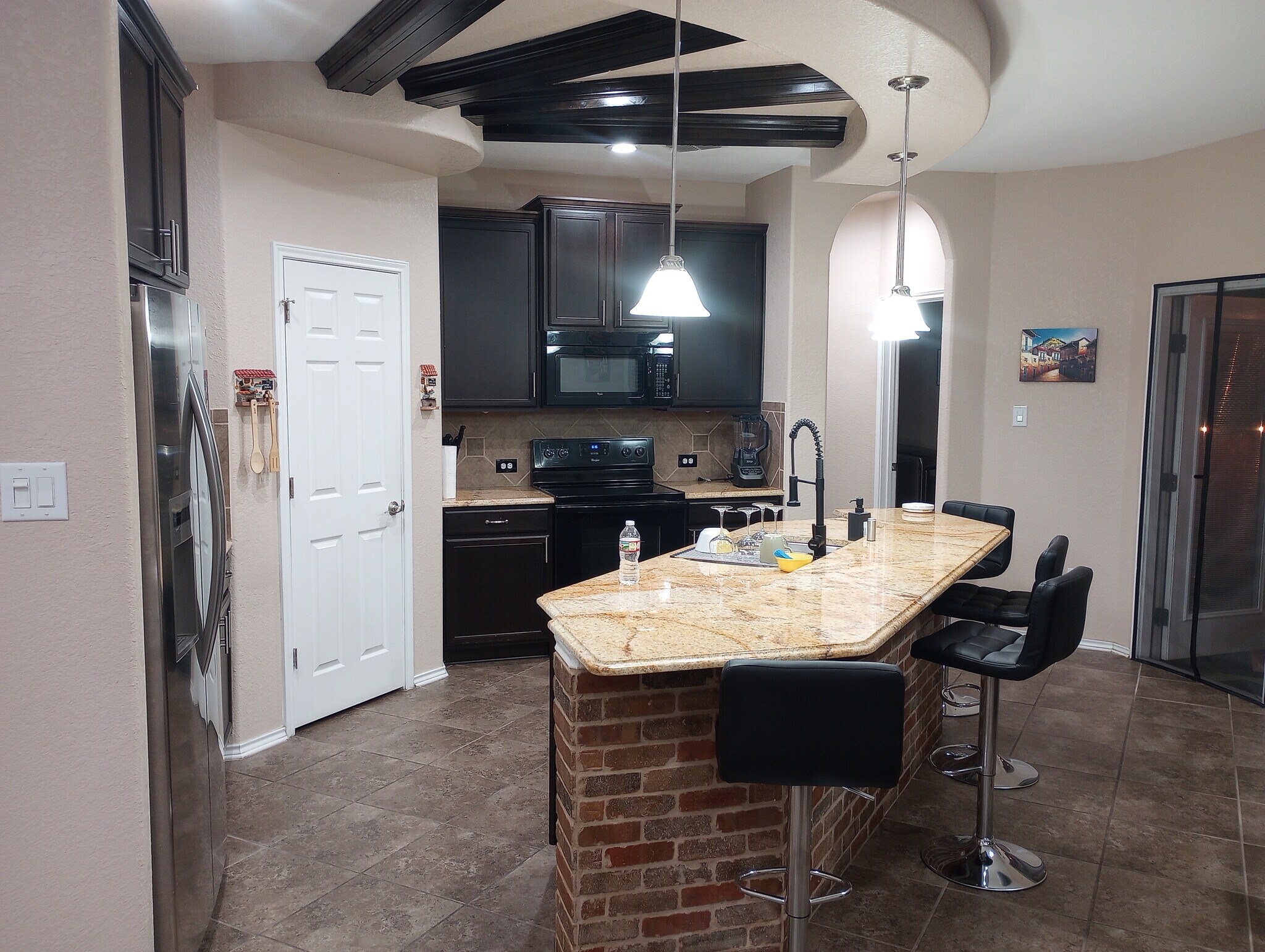 Building Photo - Room in House on Arabian King