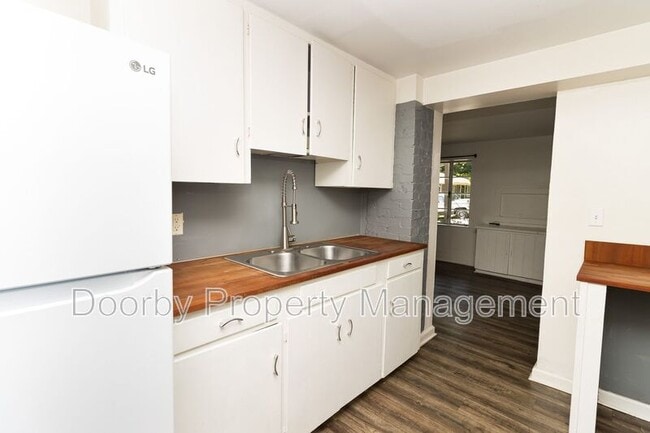 Building Photo - 910 S Crest