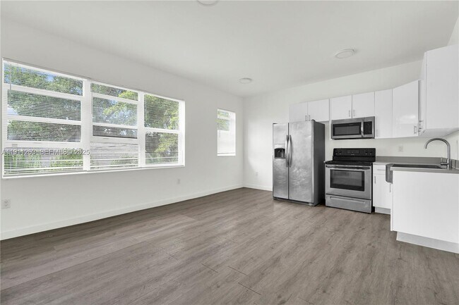 Building Photo - 402 NW 12th Ave