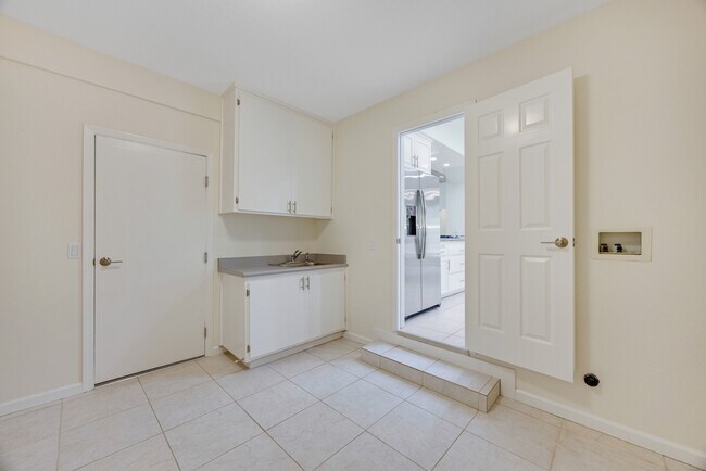 Building Photo - 9168 Eastside Rd