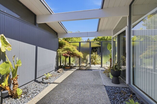 Building Photo - Beautifully Remodeled, Furnished 3 Bed + Office, 2 Bath Home- Available Short Term Only!