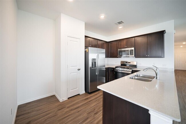 Building Photo - 117 Prairie Dog Town Dr