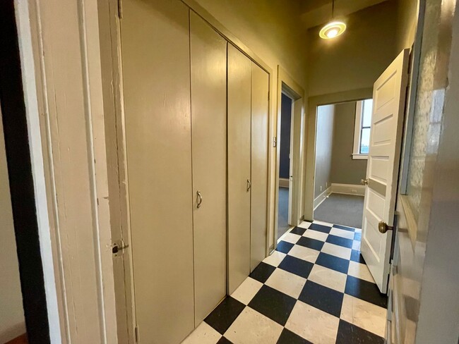 Building Photo - 105 W Hickory St