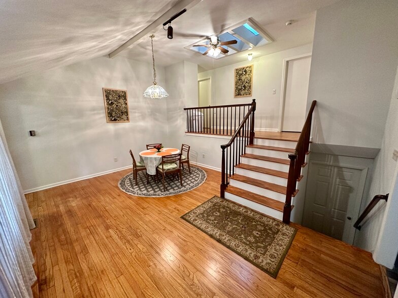 Building Photo - 160 Sunset Dr