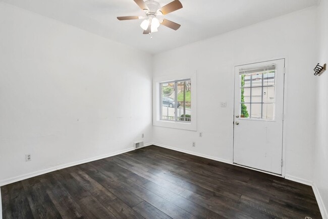 Building Photo - Convenient 2 Bedroom home in Mt. Washington available July 1!