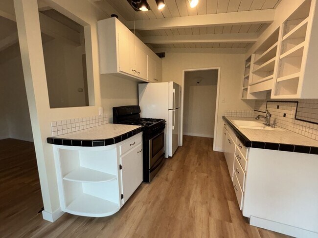 Building Photo - 3/1 in East Davis, New windows, new floors, new paint!